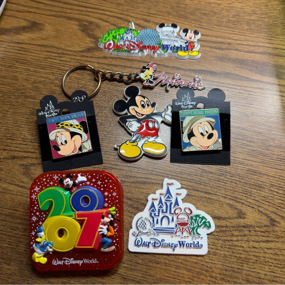 Disney Walt Disney World 7-Piece Bundle Mickey Mouse Minnie Mouse Magnets & Pins